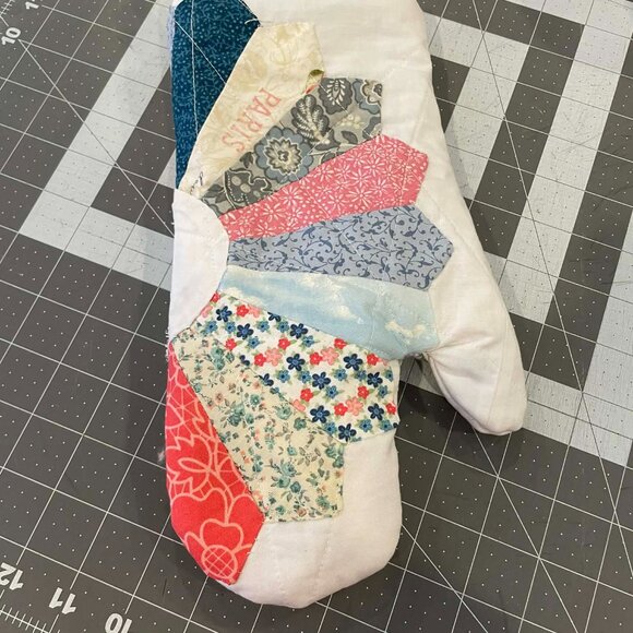 Homemade Dresden Plate Quilted Fully Lined Oven Mitts - Picture 5 of 9